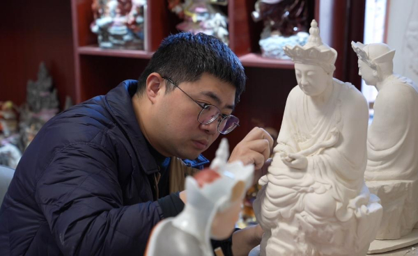 百年“瓷雕曾”四代传承人：守正创新传技艺