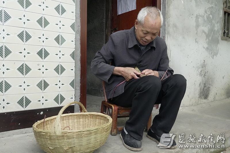张甫林编竹刷。